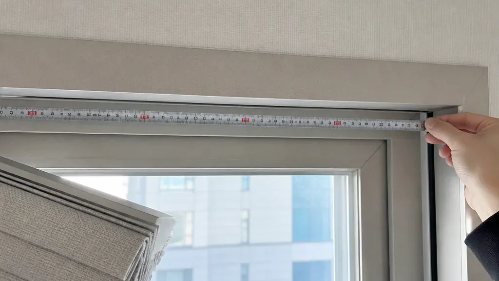 커튼 맞춤제작이 필요할 때의 창가 모습